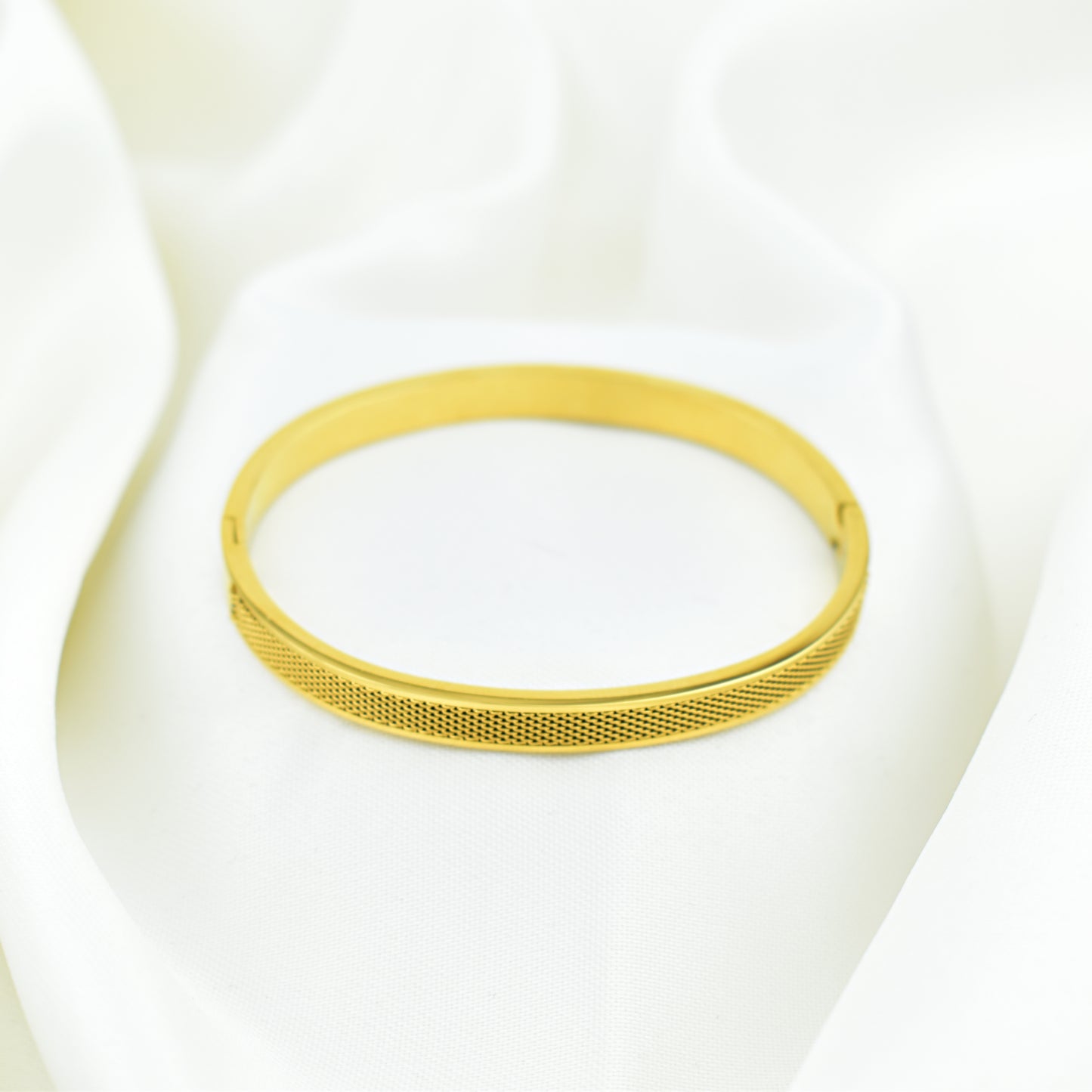 Gold Model Woman Bangle 